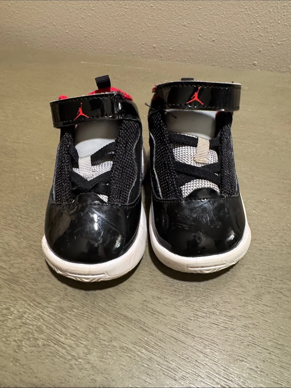 Jordan Kids Black and White Sneakers with Red Jumpman size 5C